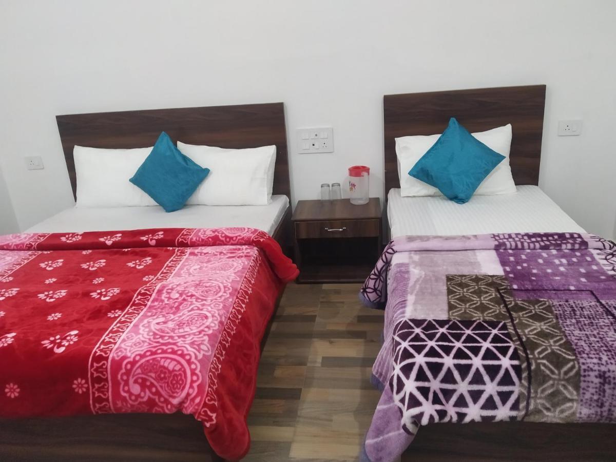 Nv Palace Hotel Vrindávan Kültér fotó