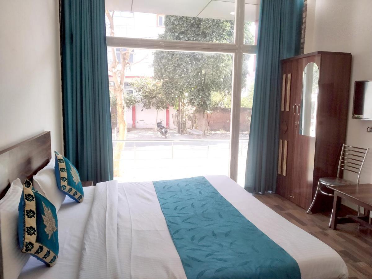 Nv Palace Hotel Vrindávan Kültér fotó