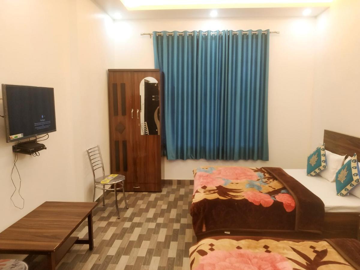 Nv Palace Hotel Vrindávan Kültér fotó